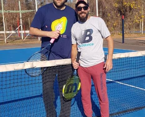 Encuentro de tenis en parque San Martín